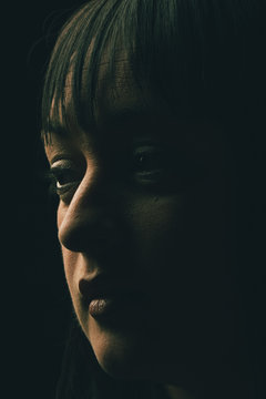 Mujer morena espa&ntilde;ola observa en la oscuridad