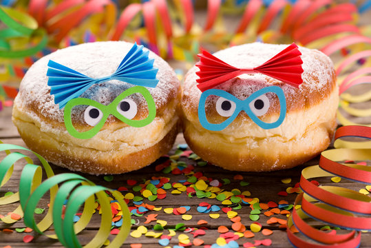 Weiberfastnacht - Berliner Ballen mit Schleifen und s&uuml;&szlig;em Gesich