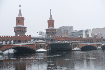 Obraz premium Oberbaum bridge in Berlin during winter