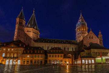 Obraz premium Mainzer Dom at night