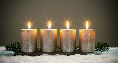 Weihnachten: Vierte Advent - Vier silberne Adventskerzen angezündet