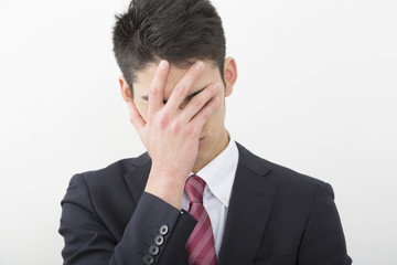 ビジネスマン　感情　困る　困惑　悩む　失敗　悲しい　ショック　落ち込む　白バック