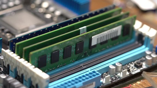 Master sets the RAM to the motherboard