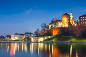 Obraz premium Wawel Castle in the evening in Krakow with reflection in the river, Poland. Long time exposure