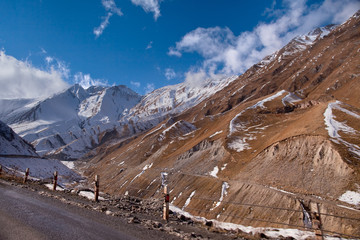 Kaukaz - Gruzja w zimowej szacie. Caucassus mountains in Georgia. © rogozinski