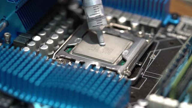 Master puts thermal paste on the CPU