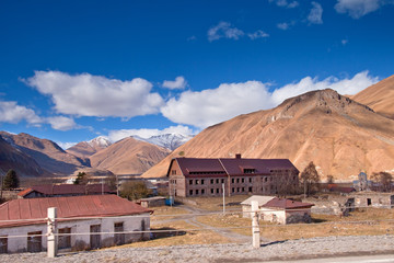Kaukaz - Gruzja w zimowej szacie. Caucassus mountains in Georgia. © rogozinski