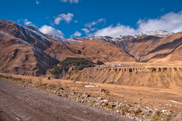 Kaukaz - Gruzja w zimowej szacie. Caucassus mountains in Georgia. © rogozinski