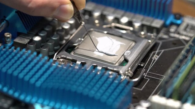Master puts thermal paste on the CPU, computer repair