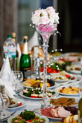 The elegant dinner table wedding decoration