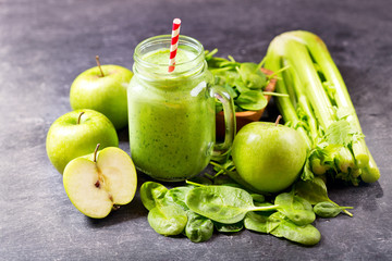 green juice smoothie with spinach, apple and celery
