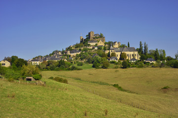 Turenne (19500) au pied de son château, département de la Corrèze en région Nouvelle-Aquitaine, France