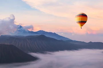 Tuinposter Landschap prachtig inspirerend landschap met heteluchtballon die in de lucht vliegt, reisbestemming