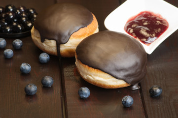 Berliner Dekoration mit Heidelbeeren