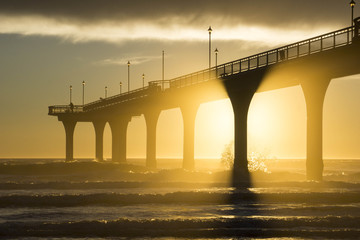 Goldener Sonnenaufgang am Pier, Christchurch, Neuseeland