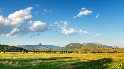 летний пейзаж с холмами и виноградниками, Крым