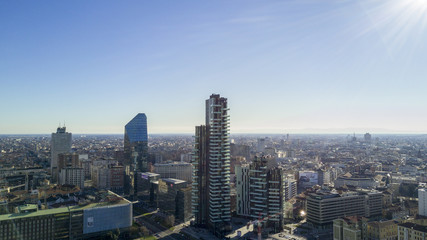 Vista aerea di Milano a 360 gradi. Palazzi abitazioni tetti e grattacieli del nuovo skyline milanese. Quartiere Isola. Lombardia. Italia