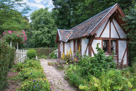 Image of a cottage in the English garden.