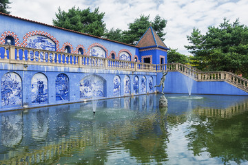 The Palacio dos Marquises de Fronteira in Lisbon was the inspiration for this garden and gallery.
