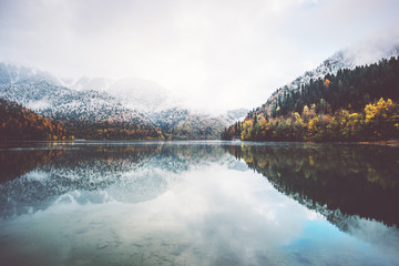 Jezioro i jesień Las Krajobraz Podróżuj mglisty spokojny sceniczny widok dzikiej przyrody - 132621527