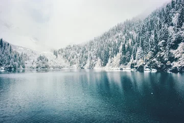 Zelfklevend Fotobehang Winter Lake and snowy coniferous Forest Landscape Travel foggy serene scenic view © EVERST