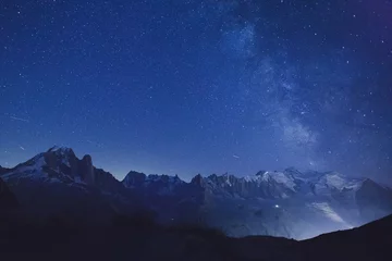 Fotobehang Bestemmingen nachtsterren en melkweg over alpiene bergen, prachtige toppen, natuurachtergrond