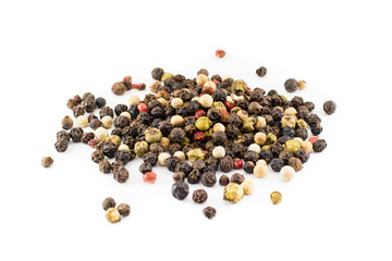 Приправа - четыре вида перца горошком - на белом фоне