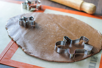 Cutting man shape figurines with a metal cutter