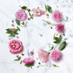 Seamless wallpaper pattern of pink flowers