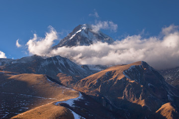 Kaukaz - Gruzja w zimowej szacie. Caucassus mountains in Georgia. © rogozinski