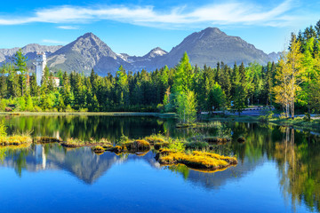 Lac de montagne Strbske pleso dans le parc national des Hautes Tatras, Slovaquie, Europe