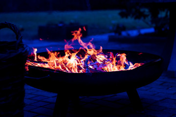 Lagerfeuer mit Feuerschale