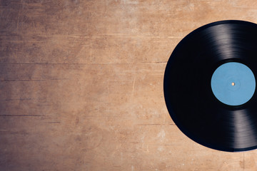 Obraz premium winylowy dysk muzyczny na drewnianym tle;