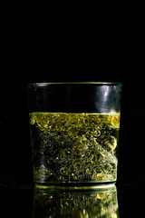 Aceite vertiéndose sobre agua y separándose de esta