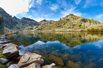 Laguna Grande del Circo Glaciar de la Sierra de Gredos con el Pico Almanzor al Fondo, España