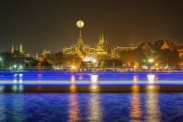 Fototapeta na wymiar Full moon on top of wat Phra kaew