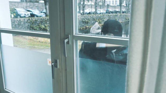 Einbrecher knacken haust&uuml;re und brechen ein