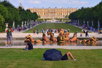 Farniente sur la pelouse du château de Versailles, près du bassin d'Apollon