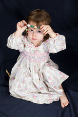 Девочка примеряет бусы