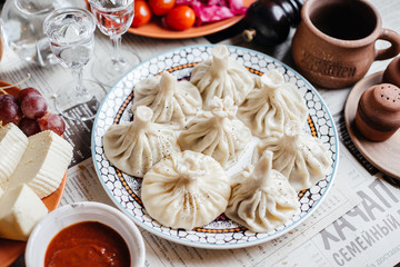 Хинкали на столе. Восточная еда.