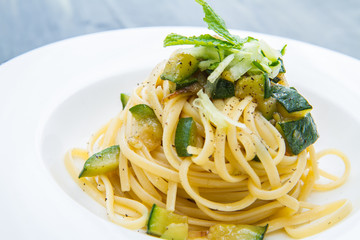 piatto di spaghetti con zucchine e foglie di menta