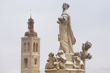 Obraz premium Statue and St.James church