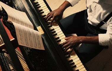 Afro American man playing piano - obrazy, fototapety, plakaty
