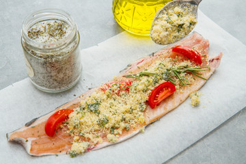 filetto di trota salmonata,con gratinatura di pane e pomodorini