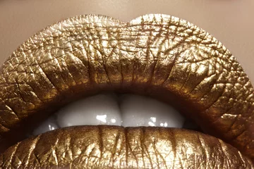 Schöne Nahaufnahme mit weiblichen prallen Lippen mit goldfarbenem Make-up. Mode feiert Make-up, Glitzerkosmetik. Weihnachtsstil © marinafrost