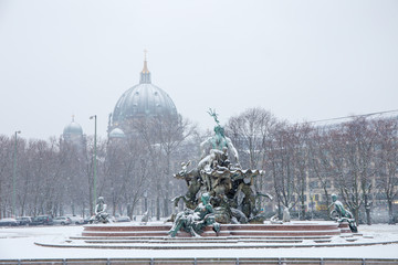 der Neptunbrunnen in Berlin ( Deutschland ) , im Zentrum von Berlin, im Winter © Rainer Fuhrmann