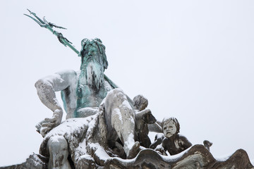 der Neptunbrunnen in Berlin ( Deutschland ) , im Zentrum von Berlin, im Winter