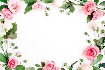  Ronde frame gemaakt van roze en beige rozen, groene bladeren, takken op witte achtergrond. Plat lag, bovenaanzicht. Valentijnsdag achtergrond © Floral Deco
