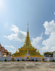 Naklejka premium Golden pagoda and blue sky in Phra That Chae Haeng temple, nan thailand