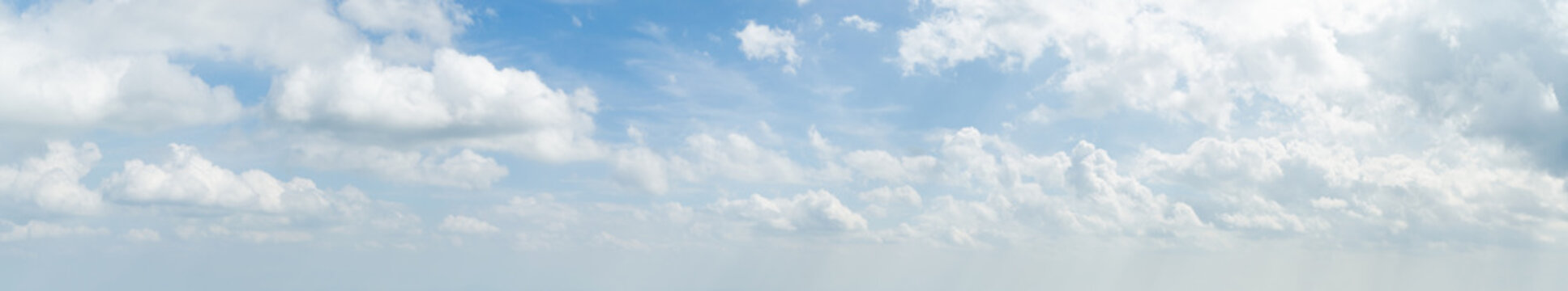 Fototapeta Panorama biel chmura i niebieskie niebo w ranku